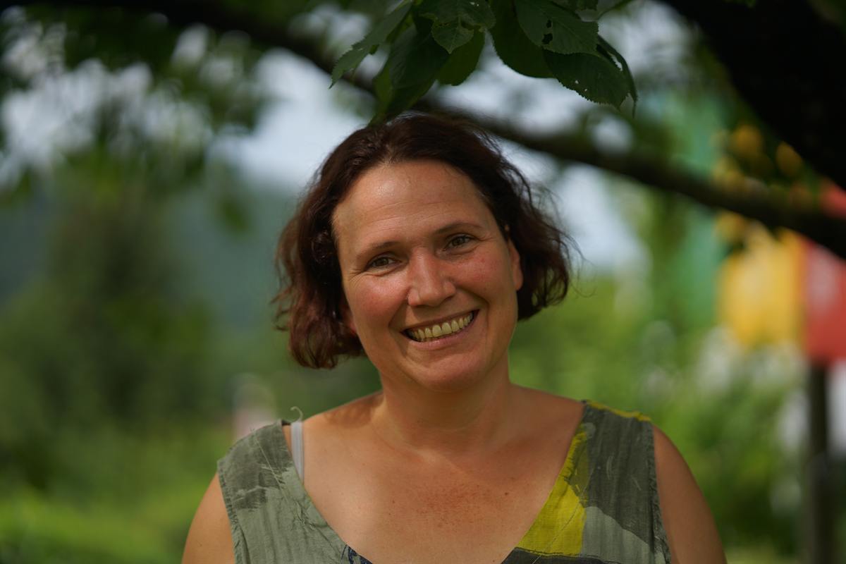 Veronika Schweiger-Mauschitz lächelnd im Grünen