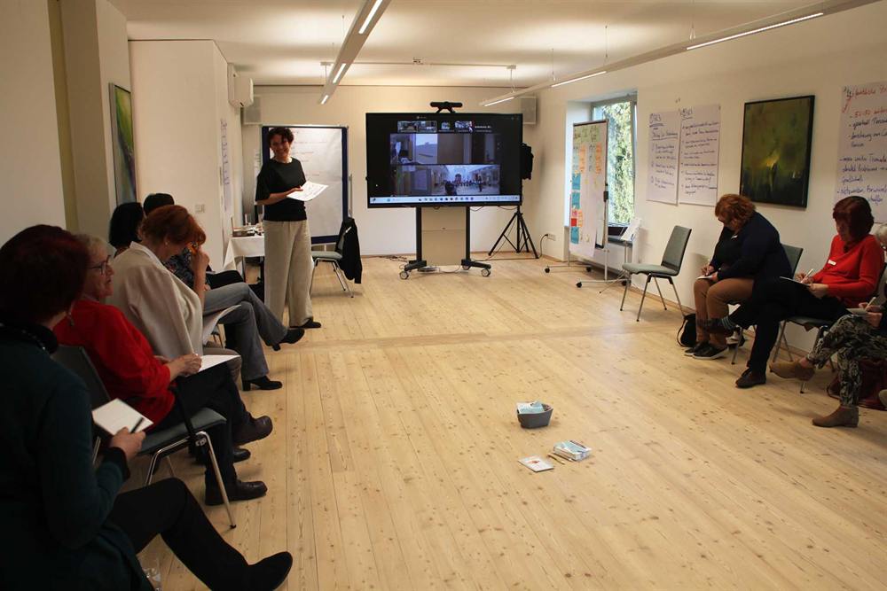 Teilnehmende sitzen im Kreis bei einem Frauen-Barcamp